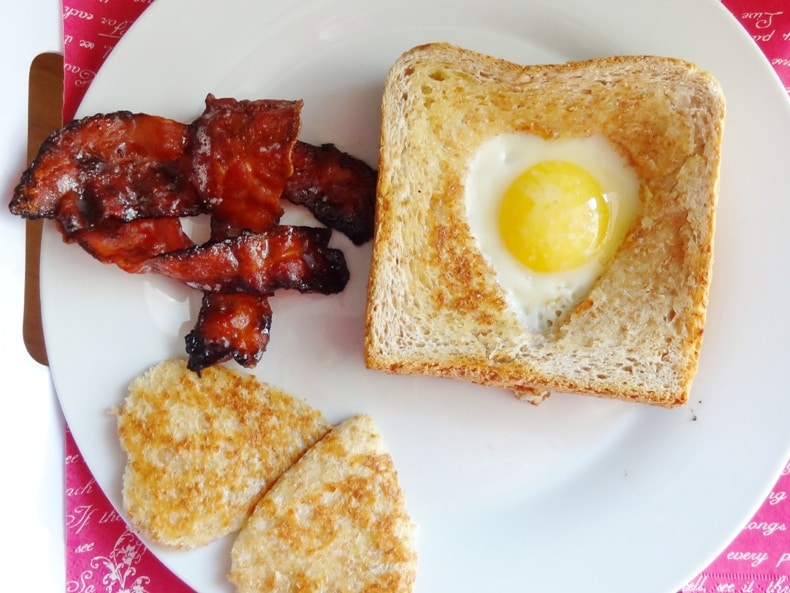 Spiegelei im Vollkorn-Toast Nest und karamellisierter Bacon!