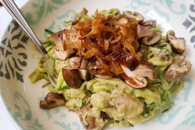 Vegan Zoodles with super creamy Avo-Nut-Mushroom Sauce {www.dasweissevomei.com}