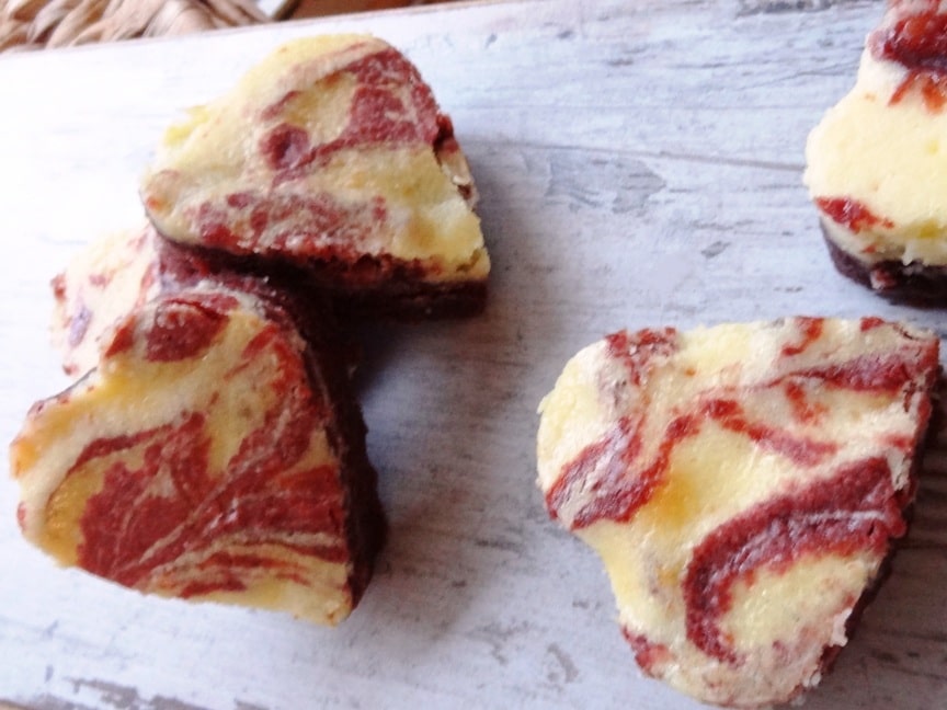 Red Velvet Cheesecake Brownies {www.dasweissevomei.com}