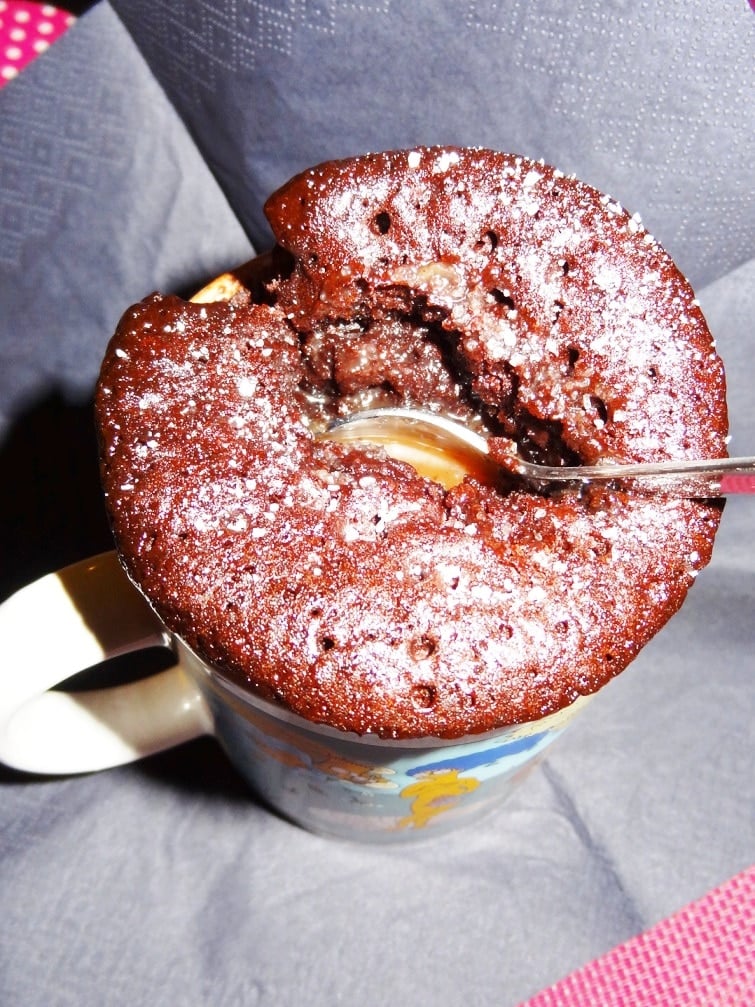 2 Minuten Tassen Schokoladen-Karamell-Kuchen - Chocolate Caramel Mug Cake {www.dasweissevomei.com}