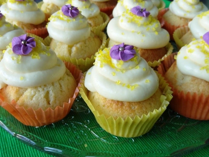 Lilikoi Cupcakes mit Passionsfrucht Füllung {www.dasweissevomei.com}