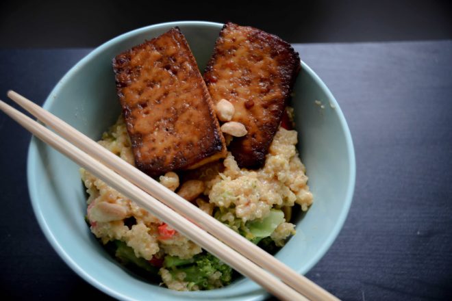 Quinoa Gemüse Pfanne mit Erdnuss Sauce und gebackenem Tofu {www.dasweissevomei.com}
