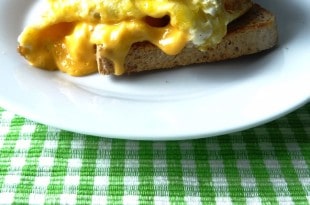 5-Minuten-Frühstücks-Sandwich mit Ei und Käse {www.dasweissevomei.com}