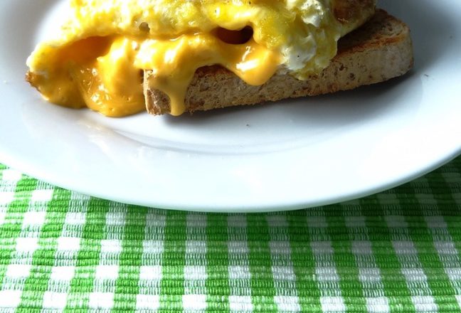 5-Minuten-Frühstücks-Sandwich mit Ei und Käse {www.dasweissevomei.com}