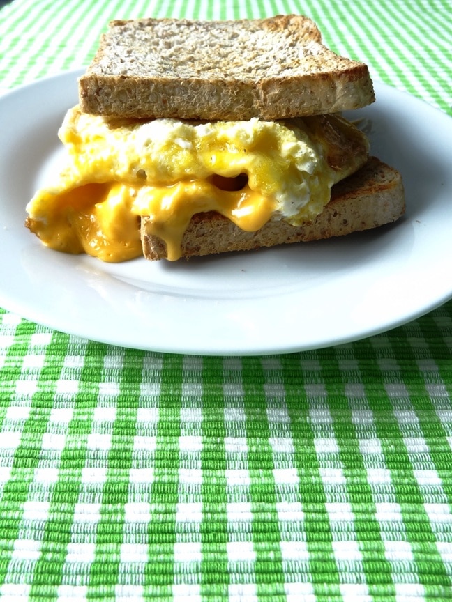  5-Minuten-Frühstücks-Sandwich mit Ei und Käse {www.dasweissevomei.com}