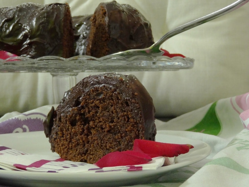Bester Schokoladengugelhupf - saftiger Schokoladenkuchen mit Ganache Glasur {www.dasweissevomei.com}