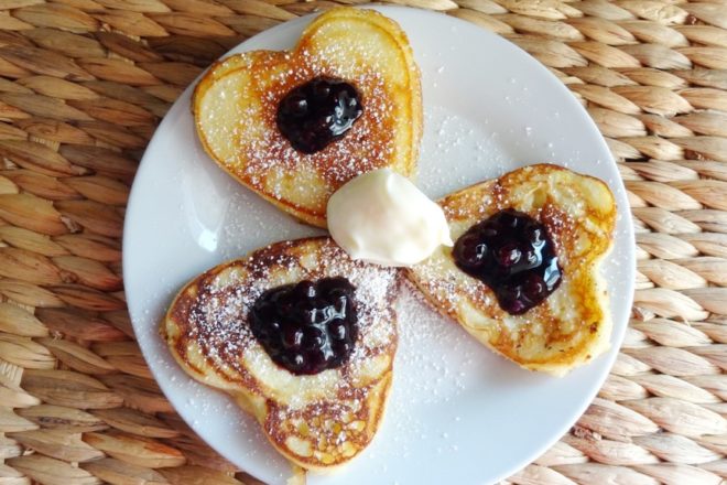 Buttermilch-Pancakes mit Blaubeersauce und süsser Frischkäsecreme {www.dasweissevomei.com}