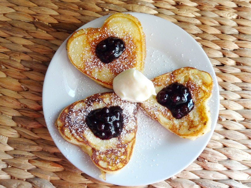 Buttermilch-Pancakes mit Blaubeersauce und süsser Frischkäsecreme {www.dasweissevomei.com}