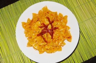 Pesto Pasta mit gerösteter Paprika und getrockneten Tomaten {www.dasweissevomei.com}