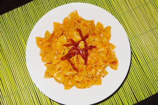 Pesto Pasta mit gerösteter Paprika und getrockneten Tomaten {www.dasweissevomei.com}