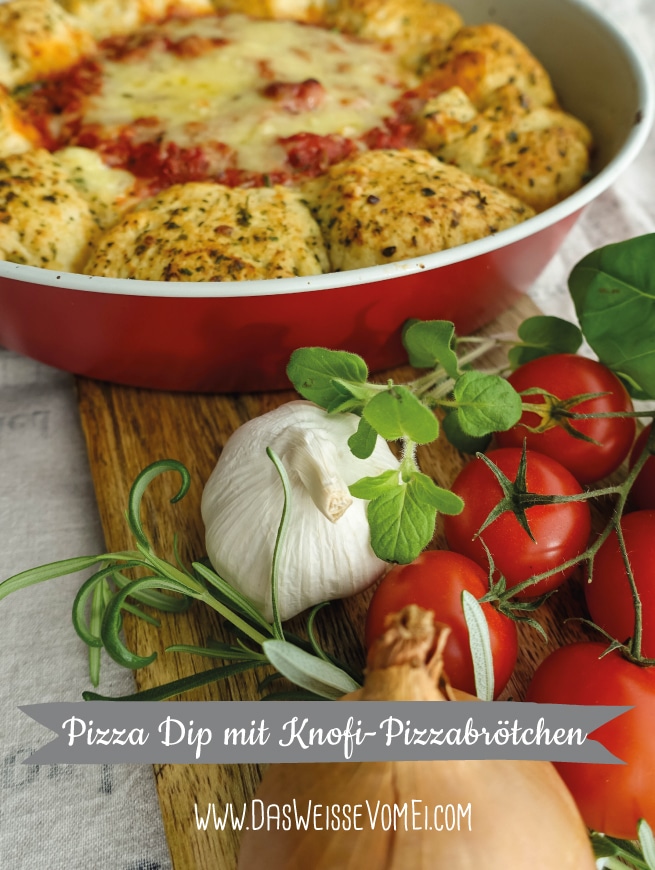 Pizza Dip mit Knofi-Pizzabrötchen {www.dasweissevomei.com}