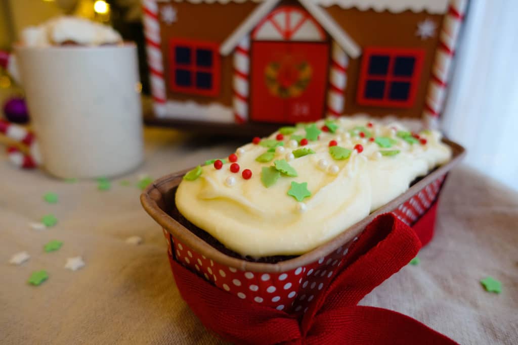 Red Velvet Banana Macadamia Bread {www.dasweissevomei.com}