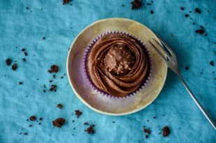 Schokoladen Cupcakes mit Rocher und Nutella Füllung {www.dasweissevomei.com}