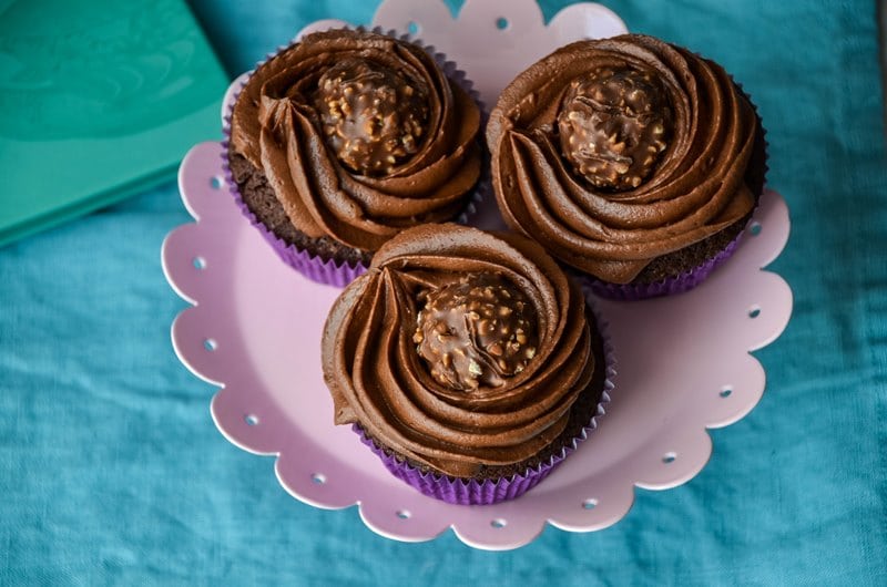 Schokoladen Cupcakes mit Rocher und Nutella Füllung {www.dasweissevomei.com}