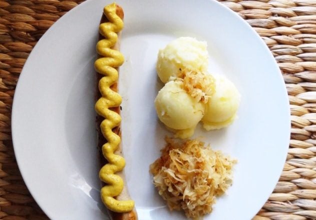 Karamellisiertes Sauerkraut mit Bratwurst und Püree {www.dasweissevomei.com}