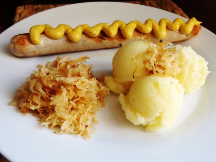 Karamellisiertes Sauerkraut mit Bratwurst und Püree {www.dasweissevomei.com}
