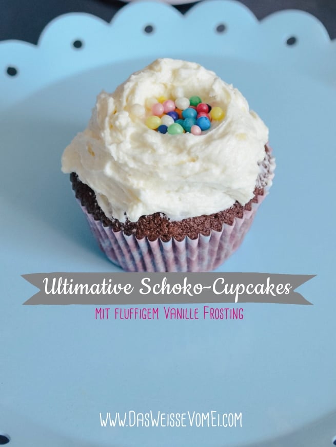 Ultimative Schokoladen Cupcakes mit fluffigem Vanille Frosting {www.dasweissevomei.com}