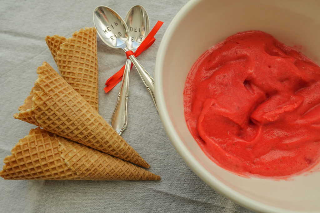 Strawberry Frozen Yoghurt {www.dasweissevomei.com}