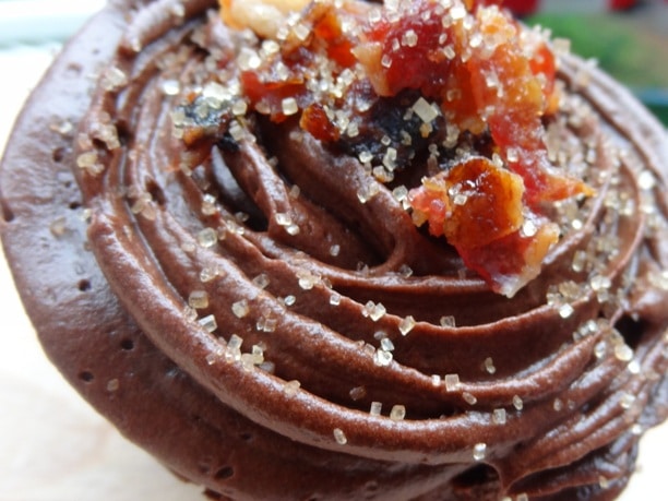 The Mancake Cupcake - Extra schokoladig & mit karamellisiertem Bacon {www.dasweissevomei.com}